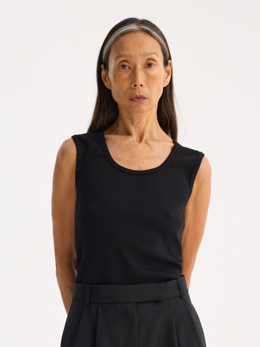 Dense Rib Scoop Neck Top in Noir