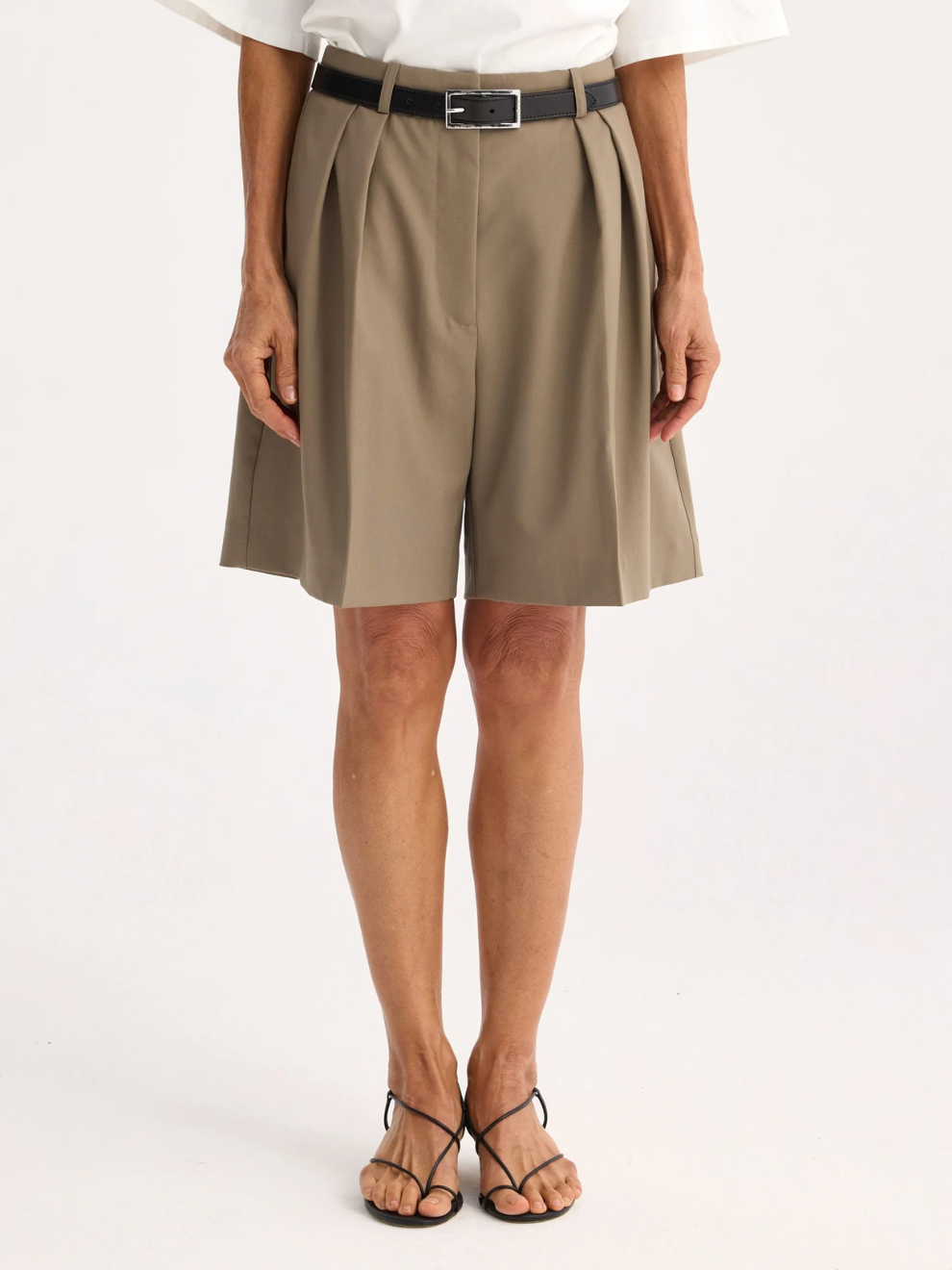 Tailored Wide Leg Shorts in Khaki