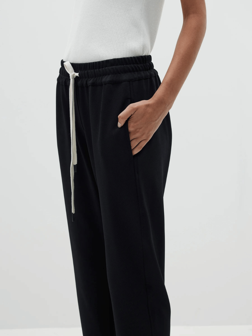 Stretch Twill Tapered Pant in Black